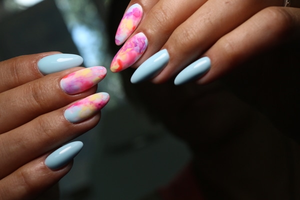 unhas modernas efeito aguarela